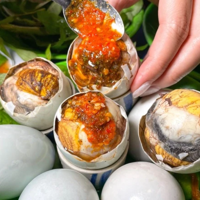Trứng vịt lộn 